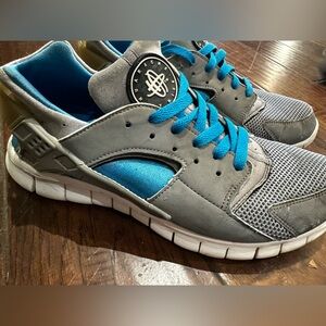 Nike Men's Athletic Shoes in Gray and Teal‎